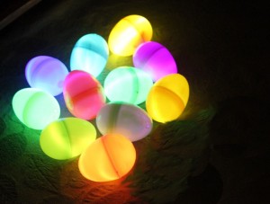 Easy glow in the dark eggs! Via YouthLeaderStash.com.