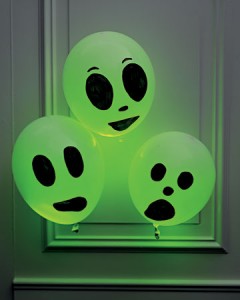 diy-glowing-ghosts-for-a-hallowen-party