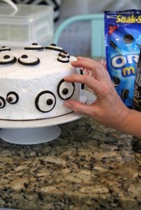 Monster eye cake