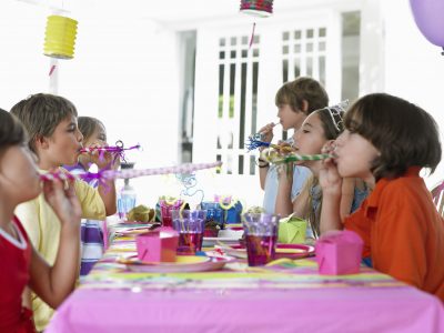 Home birthday parties need to come back in style! Home parties can be so sweet and fun, and they let the kids get to know each other!