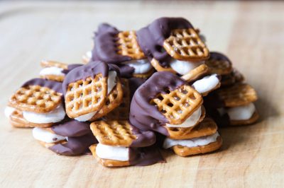 Summer is s'mores season so eat them while you can! Go traditional or mix it up with these 6 unusual s'mores recipes!
