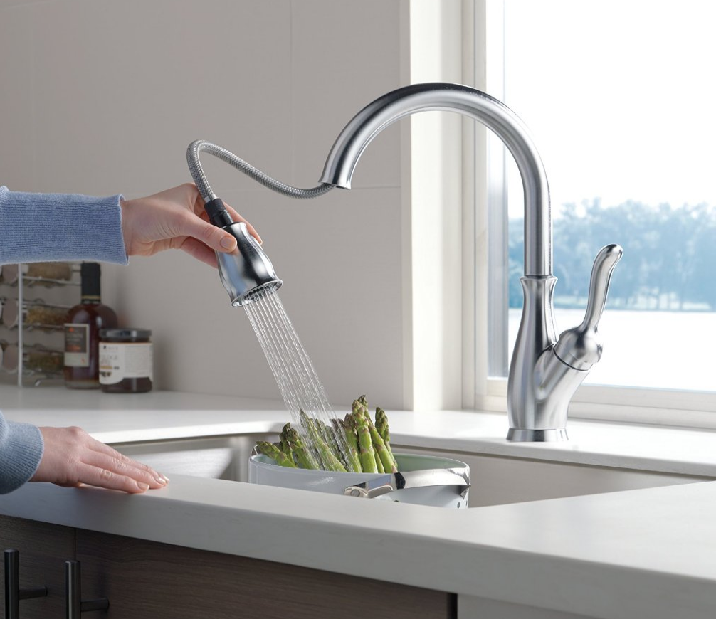 Delta Faucet Leland Single Handle Pull-Down Kitchen Faucet ...