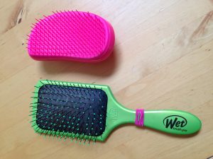 It's a detangling brush showdown! I compared the Wet Brush vs Tangle Teezer. Find out which one came out on top!