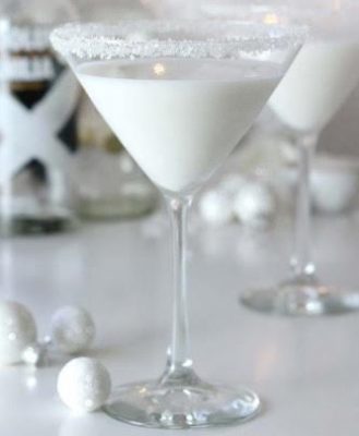 Don't get stuck in a rum & eggnog rut! We've got 6 Christmas cocktails that will put you in the holiday spirit!