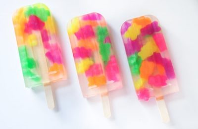 Temperatures are rising and what better way to cool down than a homemade popsicle? We've got 6 easy popsicle recipes to beat the heat!