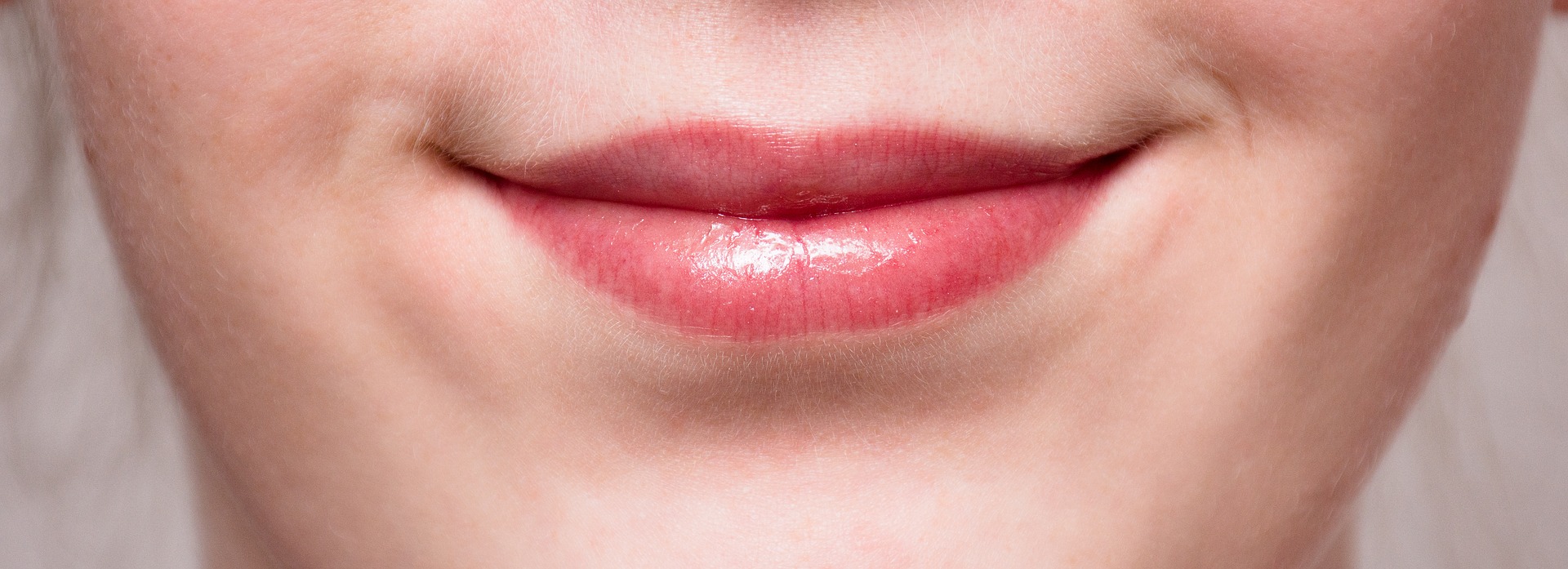 Улыбка уголками губ